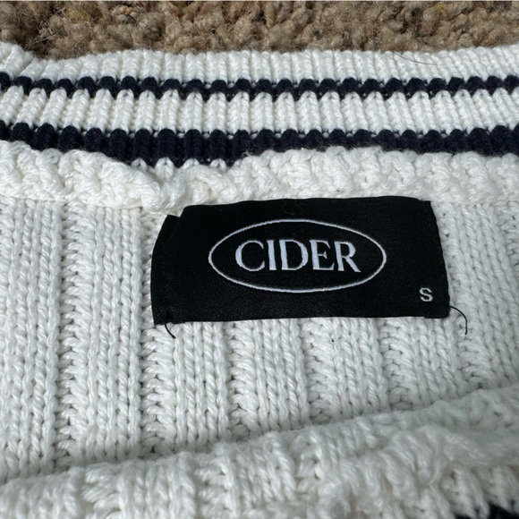 Women’s size small cropped sweater - Picture 4 of 5